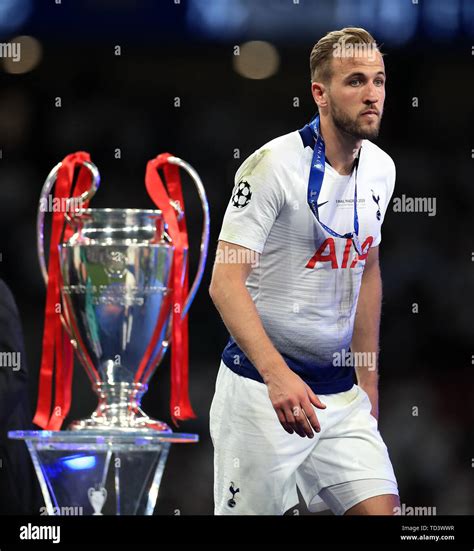 harry kane trophies with tottenham